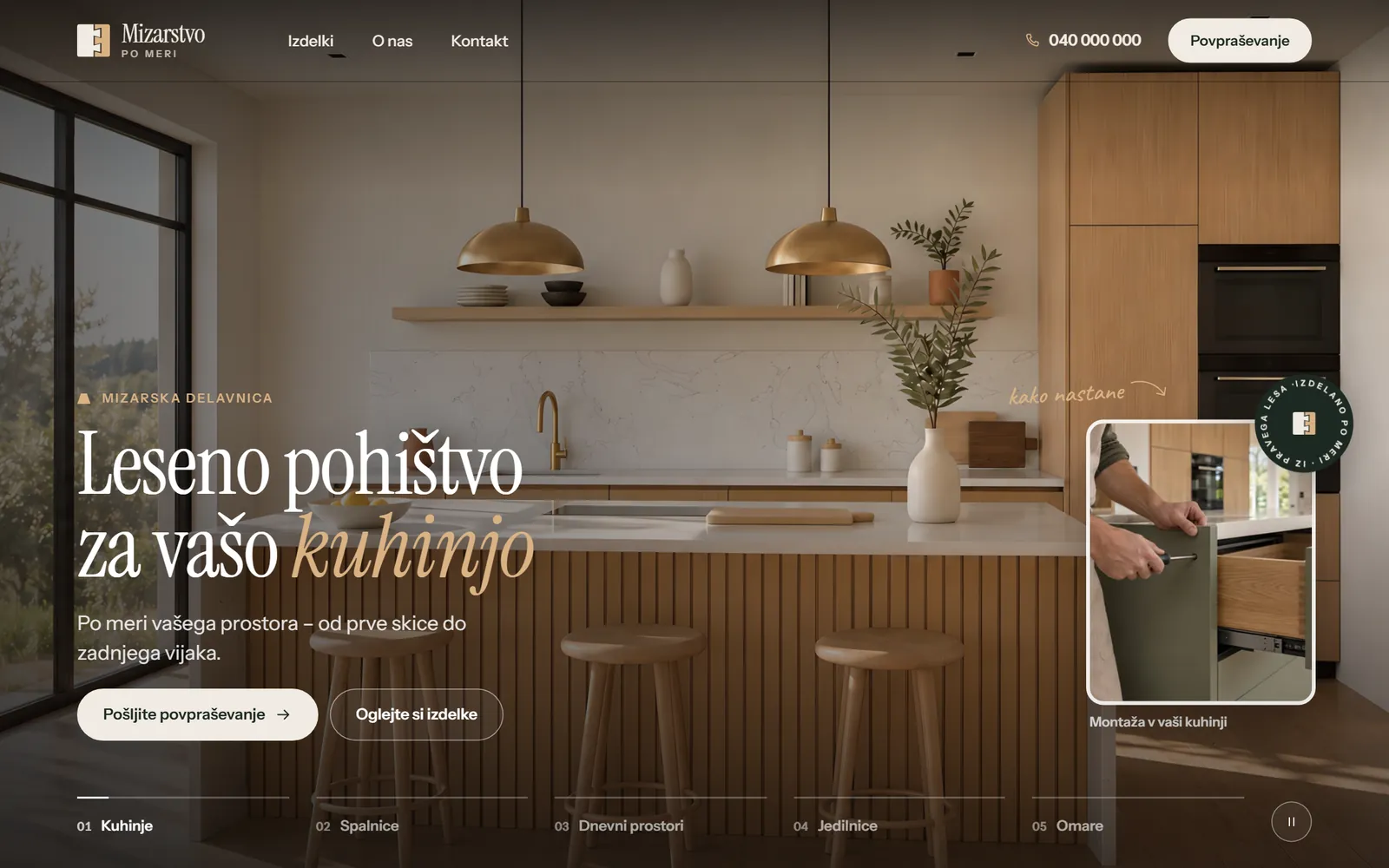 Koncept strani mizarske delavnice z leseno kuhinjo čez celoten zaslon in naslovom Leseno pohištvo za vašo kuhinjo.
